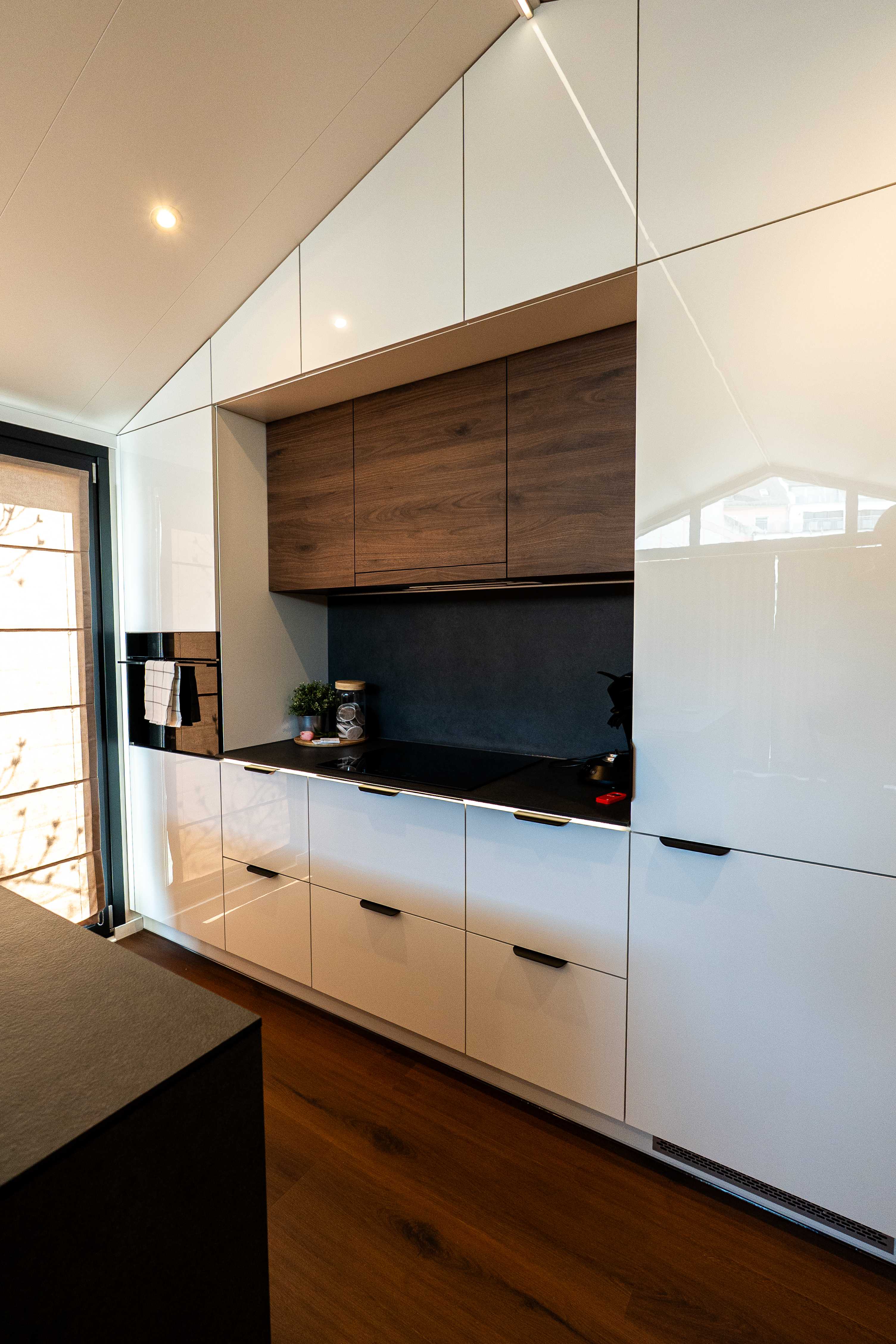 Moderne Einbauküche mit Holzfronten in einem Mobile Home