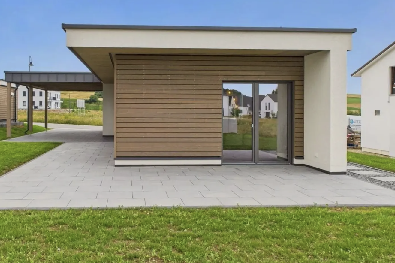 Modernes Holzhaus mit horizontaler Holzfassade und weit auskragendem Dach