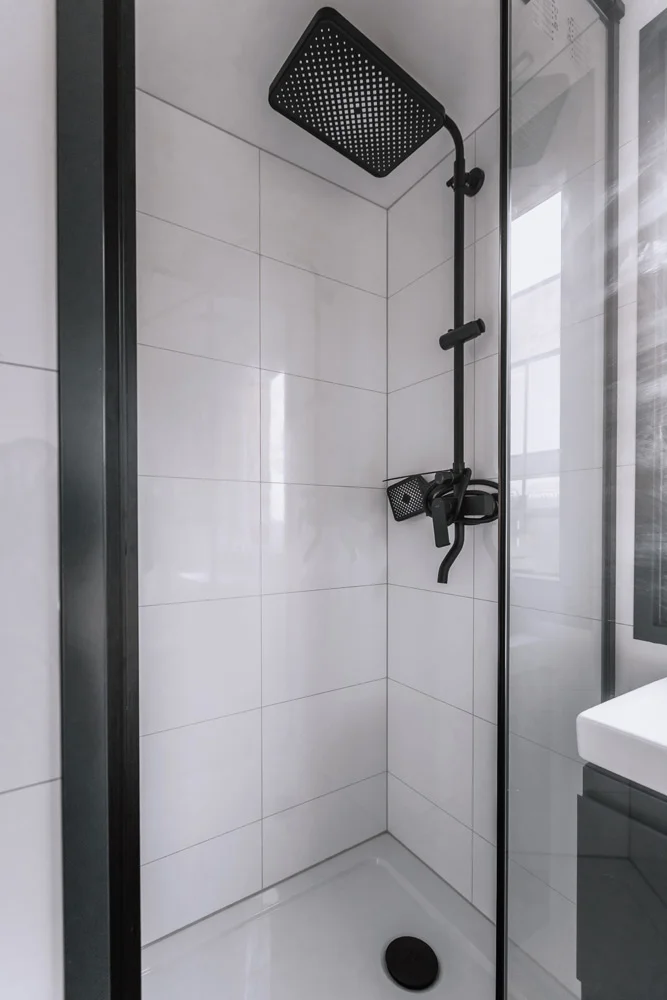 Modernes Badezimmer mit Dusche im Mobile Home