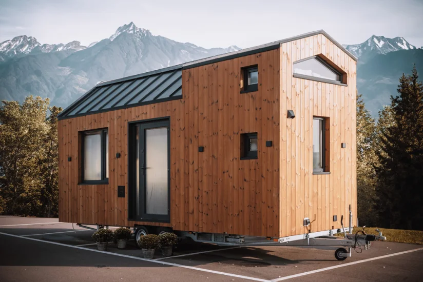 Mobile Home vor einer Bergkulisse