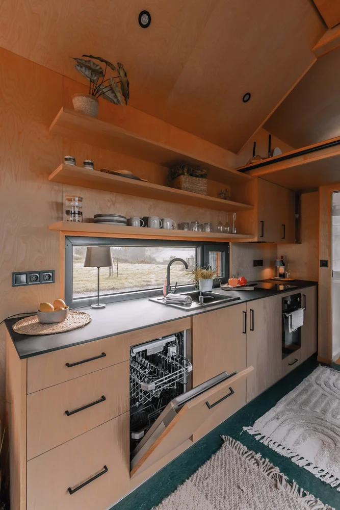 Küche im Innenraum eines Mobile Homes